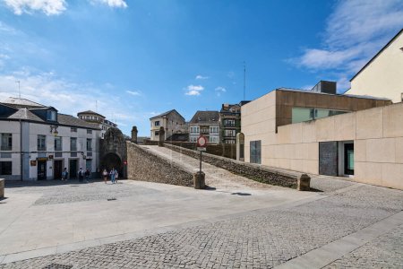 Téléchargez les photos : Lugo, Espagne - 08 mai 2024 : Une journée à Lugo : la vue d'une rue pavée avec des bâtiments historiques et un ciel bleu clair. - en image libre de droit