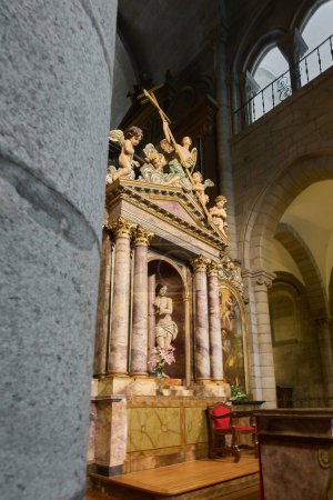 Foto de Lugo, España - 09 de mayo de 2024: Una estatua al mando adorna el majestuoso interior de la Catedral de Lugo rodeada de una intrincada y detallada arquitectura. - Imagen libre de derechos