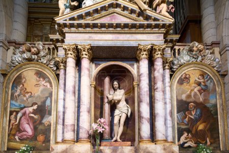 Foto de Lugo, España - 09 de mayo de 2024: La elegancia del mármol y la piedra se unen en esta impresionante vista del arte sacro y la arquitectura dentro de una catedral histórica. - Imagen libre de derechos