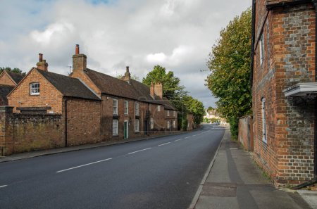 Foto de Vista a lo largo de la carretera principal conocida como la calle en el histórico pueblo de Aldermaston en Berkshire. - Imagen libre de derechos