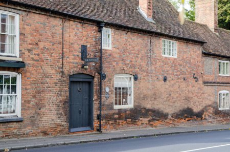 Foto de Aldermaston, Reino Unido - 27 de octubre de 2021: Vista del antiguo Aldermaston Pottery en el corazón del pueblo de Berkshire en otoño. El edificio histórico ahora se ha convertido en una casa. - Imagen libre de derechos
