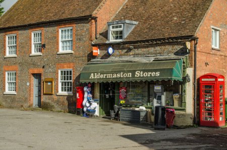 Foto de Aldermaston, Reino Unido - 27 de octubre de 2021: Exterior de la tienda principal - Aldermaston Stores, y las oficinas del Consejo Parroquial en el histórico pueblo de Aldermaston, Berkshire, en una soleada tarde de octubre. - Imagen libre de derechos