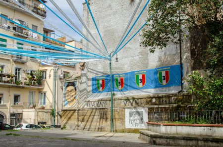 Foto de Nápoles, Italia - 2 de abril de 2023: Una pequeña plaza en Via San Giovanni in Porta en el centro de Nápoles adornada con banderines y banderas que celebran el éxito del equipo de fútbol de la ciudad. - Imagen libre de derechos