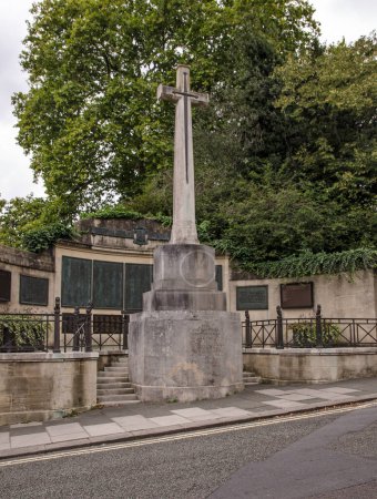 Foto de Vista del histórico Monumento a la Guerra en el centro de Bath, Somerset. El monumento fue erigido en 1923 para conmemorar a los que murieron en la Primera Guerra Mundial. Otras placas nombran a los muertos en la Segunda Guerra Mundial y los conflictos subsiguientes. - Imagen libre de derechos