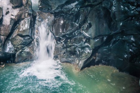 Foto de Waterfalls of paradise river creates waterfalls between the crevasse waterfall between rocky walls - Imagen libre de derechos