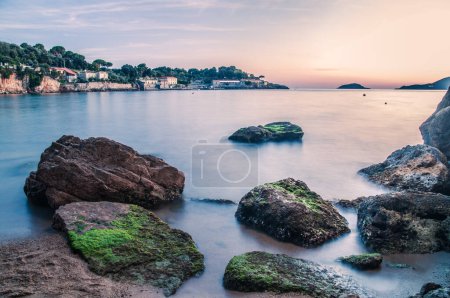 Téléchargez les photos : Belle vue sur la côte au coucher du soleil - en image libre de droit
