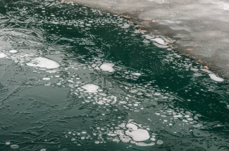 Téléchargez les photos : Iced water, figures in the ice - en image libre de droit