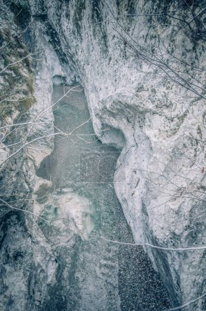 Téléchargez les photos : Beau paysage avec rivière en hiver - en image libre de droit