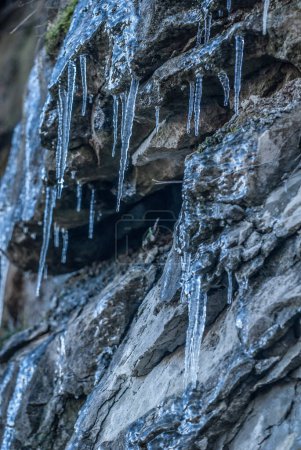 Foto de Carámbano del hielo sobre roca - Imagen libre de derechos