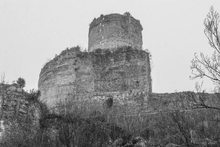 Foto de Fortaleza medieval arruinada, blanco y negro - Imagen libre de derechos