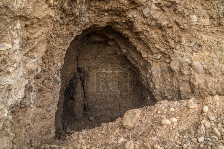 Téléchargez les photos : Cave hole, entrance to cave - en image libre de droit