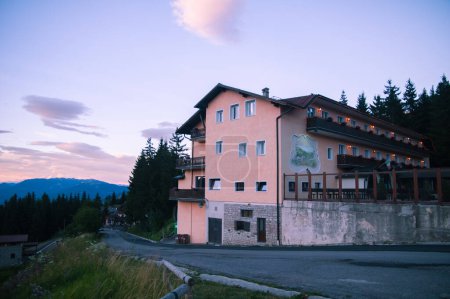 Foto de Hotel alpino, puesta de sol en la cima de los Alpes - Imagen libre de derechos