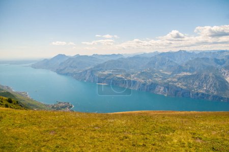 Foto de Alpine lake, Garda lake, mountain lake, cliff - Imagen libre de derechos