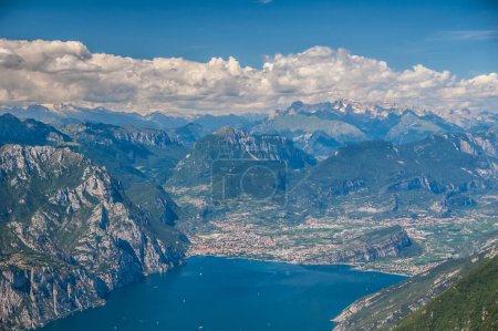 Foto de Lago alpino, lago de Garda, lago de montaña, acantilado - Imagen libre de derechos