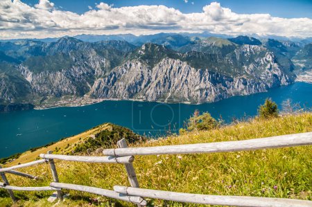 Foto de Alpine lake, Garda lake, mountain lake, cliff - Imagen libre de derechos