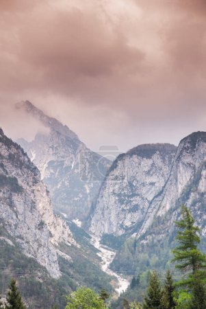 Foto de Mountains peak and valley, Alps - Imagen libre de derechos