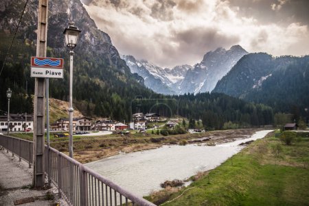 Téléchargez les photos : Alpine village, mountain houses - en image libre de droit