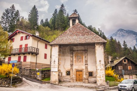 Foto de Church, alpine village, mountain houses - Imagen libre de derechos