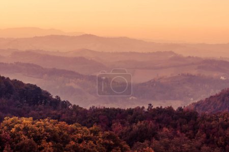 Foto de Sunset on the valley, skyline, clored hills - Imagen libre de derechos