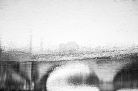 Foto de Bridge on the lake reflection, abstract bridge - Imagen libre de derechos