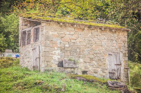 Téléchargez les photos : Old stone house, rocks, rural - en image libre de droit