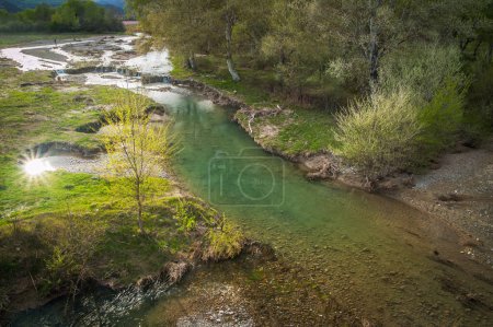 Foto de Flowing water, river flowing, clored water - Imagen libre de derechos