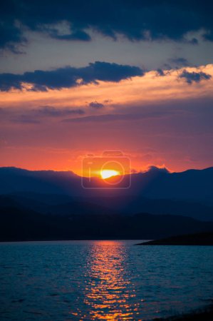 Foto de Red sun ball, red sun, sun rays, colored sky, colorful sunset, paradisiac panorama - Imagen libre de derechos