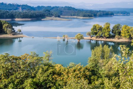 Foto de Mountain lake and trees, lake valley - Imagen libre de derechos