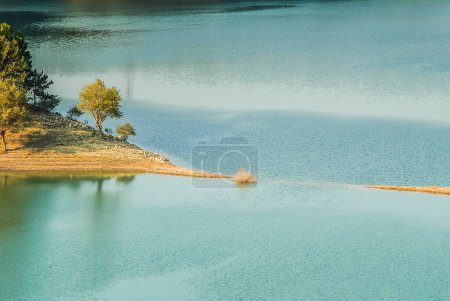 Foto de Mountain lake and trees, lake valley - Imagen libre de derechos