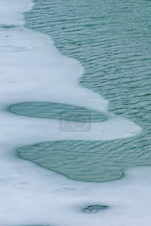 Foto de Iced water, figures in the ice, iced lake, frozen water, circles in the ice - Imagen libre de derechos