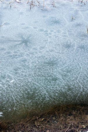 Foto de Agua helada, figuras en el hielo, lago helado, agua helada, círculos en el hielo - Imagen libre de derechos