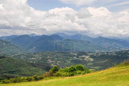 Foto de Valle verde y colinas - Imagen libre de derechos
