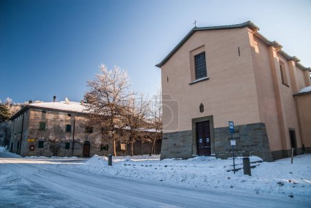 Foto de Antigua iglesia en el invierno - Imagen libre de derechos