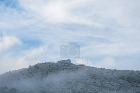 Téléchargez les photos : Maison dans le brouillard sur la montagne - en image libre de droit