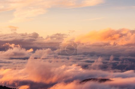 Foto de Fog and clouds on the valley at sunset - Imagen libre de derechos