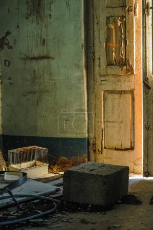 Téléchargez les photos : Intérieur du bâtiment dans la ville fantôme abandonnée - en image libre de droit