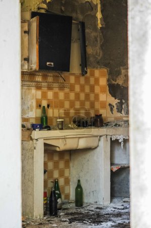 Foto de Viejas botellas dentro del edificio, pueblo fantasma abandonado - Imagen libre de derechos