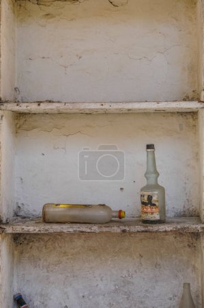 Téléchargez les photos : Vieilles bouteilles à l'intérieur du bâtiment, ville fantôme abandonnée - en image libre de droit