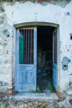 Foto de Door in the abandoned town - Imagen libre de derechos