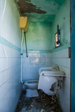 Foto de Viejo inodoro abandonado con lavabo roto - Imagen libre de derechos