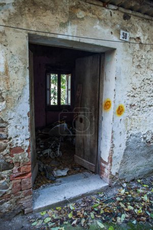 Foto de Puerta en la ciudad fantasma abandonada - Imagen libre de derechos