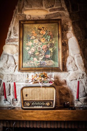 Téléchargez les photos : Vieille radio au-dessus de cheminée ancienne - en image libre de droit