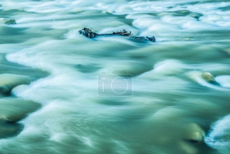 Foto de Hermosa vista del río hinchado - Imagen libre de derechos