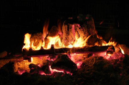 Foto de Fuego en la chimenea en casa - Imagen libre de derechos