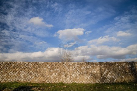 Téléchargez les photos : Mur de briques romaines et motif ciel - en image libre de droit