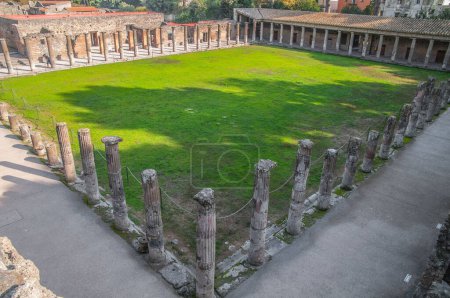 Téléchargez les photos : Archaeological excavations Pompeii classic colonnades - en image libre de droit