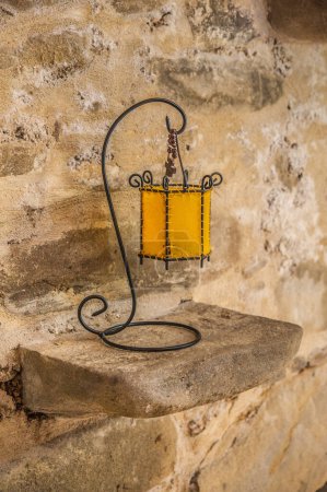 Téléchargez les photos : Iron lamp on the stone wall - en image libre de droit