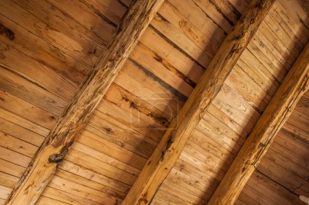 Téléchargez les photos : Poutres en bois dans la maison rustique - en image libre de droit