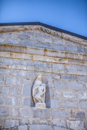 Téléchargez les photos : Mountain church with piety statue - en image libre de droit