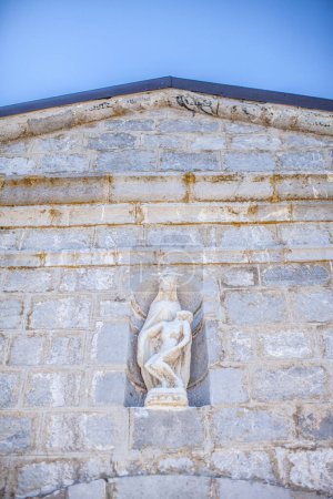 Téléchargez les photos : Mountain church with piety statue - en image libre de droit
